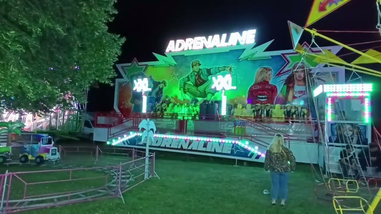 Hody Krasová, noční párty na atrakcích, špica osvětlení i hudba! Noční kolotoče v parku - I LOVE IT!