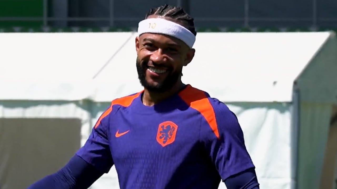 ALL SMILES 😁 Netherlands final training session ahead of England Euro 2024 Semi-final