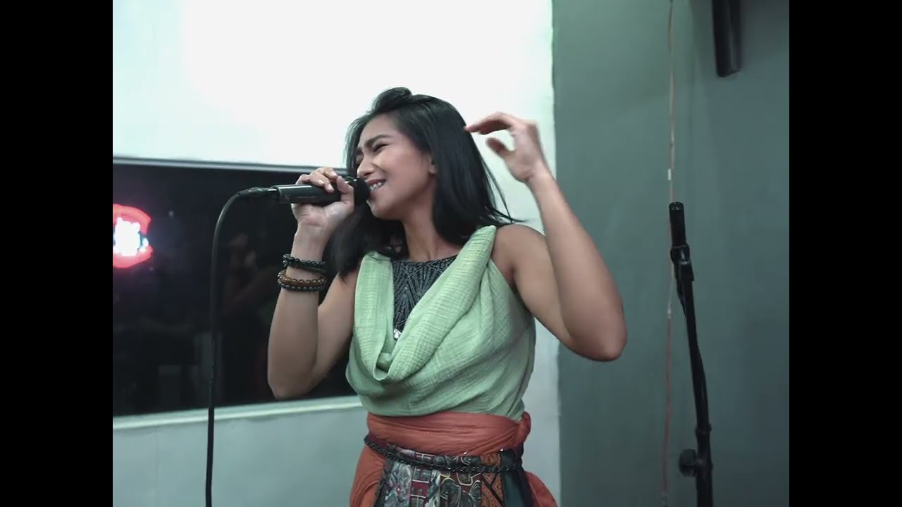DAYEA - 'SECRETS' (Live)