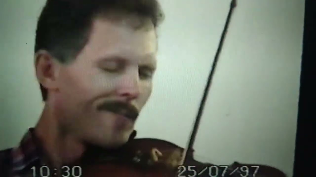 Чардаш В.Монті, виконує Сергій БЄЛОВ, концертмейстер Марина БЄЛОВА 1997р., сімейний архів