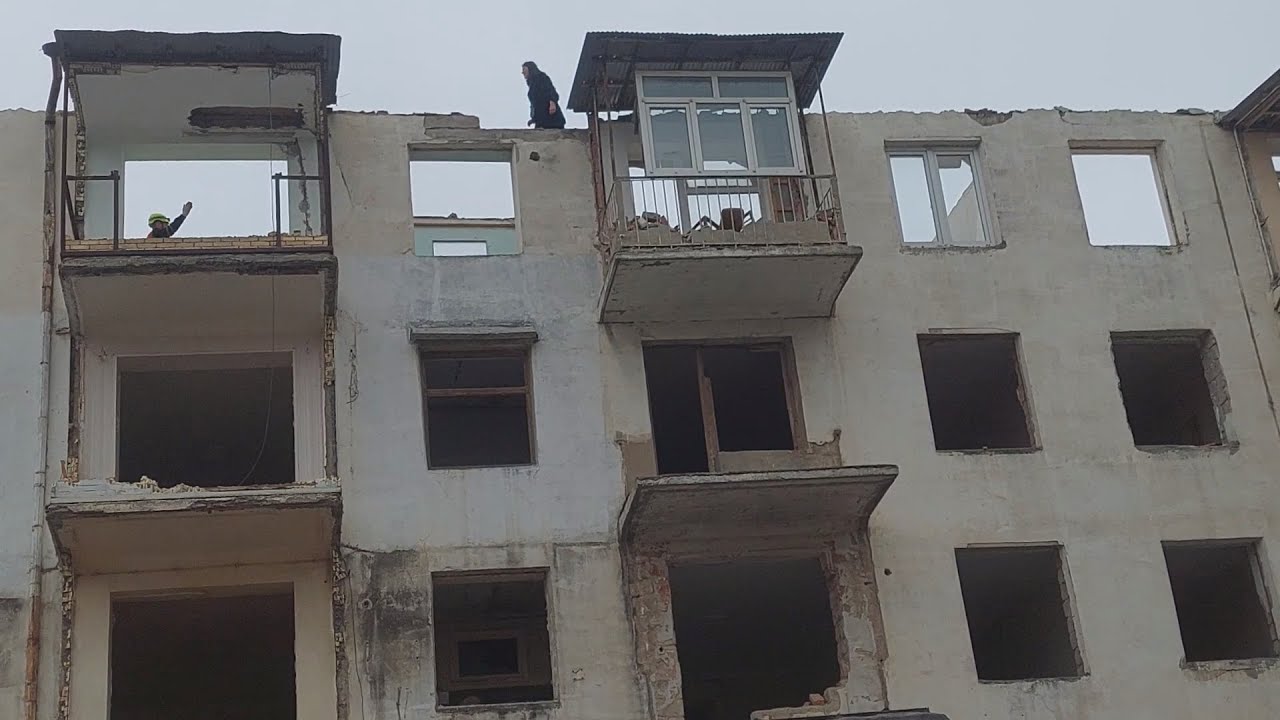 NƏRİMANOVDA EVİ SÖKÜLƏN QADIN ÖZÜNÜ BİNANIN BAŞINDAN....