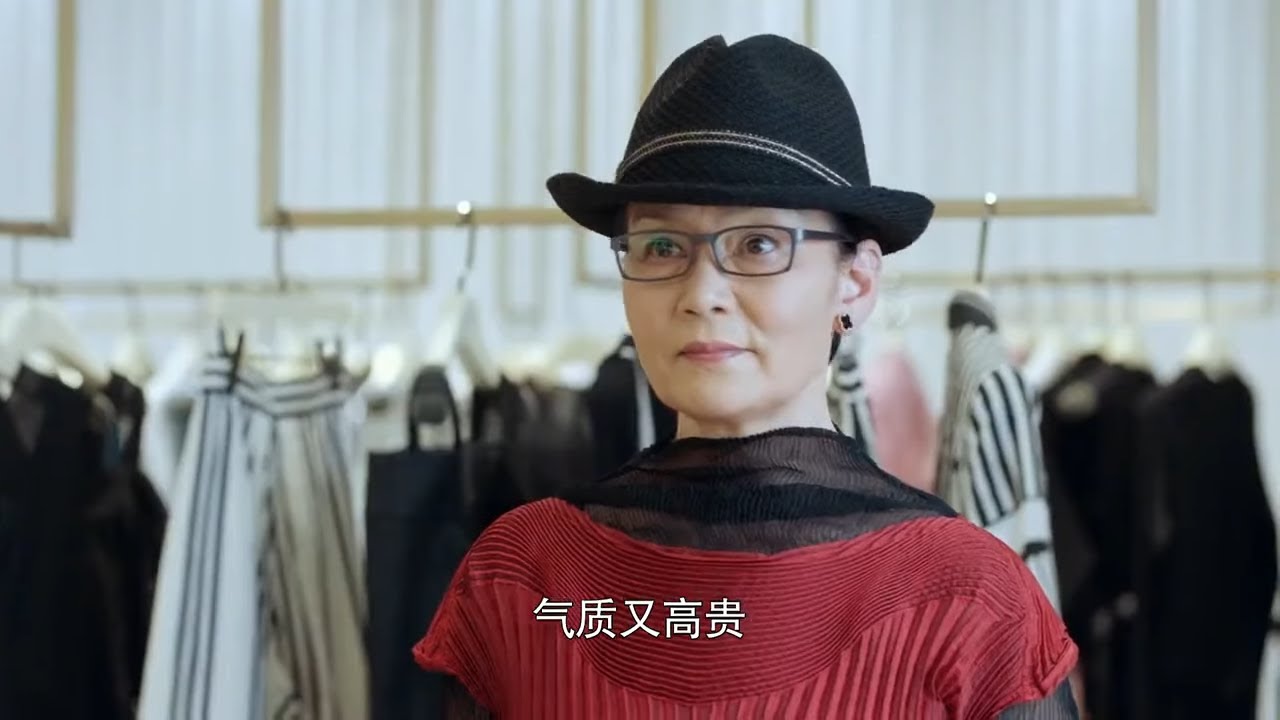 老太太到潮店買衣服被店員嘲笑，店長看見熱情接待，馬上拋下巨款全部結賬