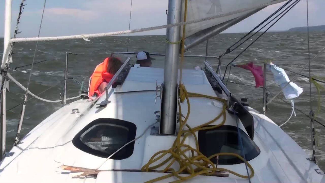 Zalew Wiślany jacht przy silnym wietrze 5-6 B