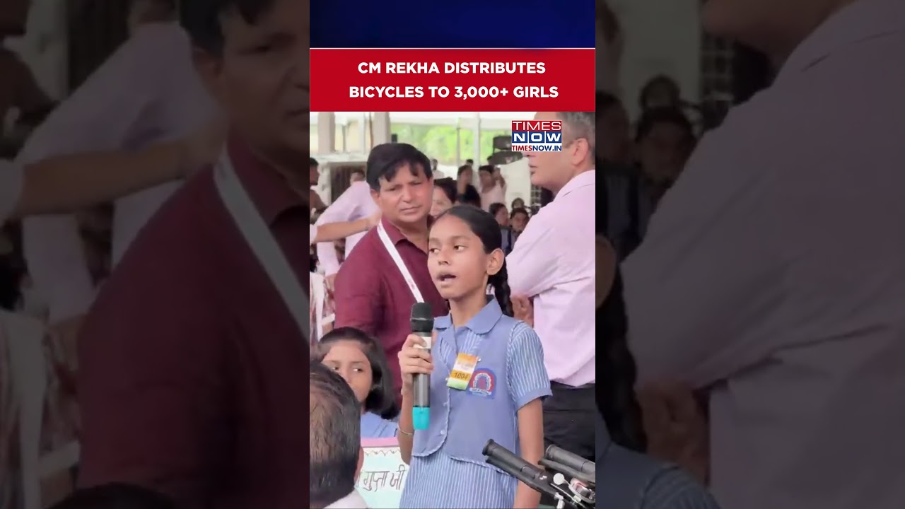 Delhi CM Rekha Gupta Distributes Bicycles To 3,000+ Girls Under Vidya Vahini Yojana #shorts