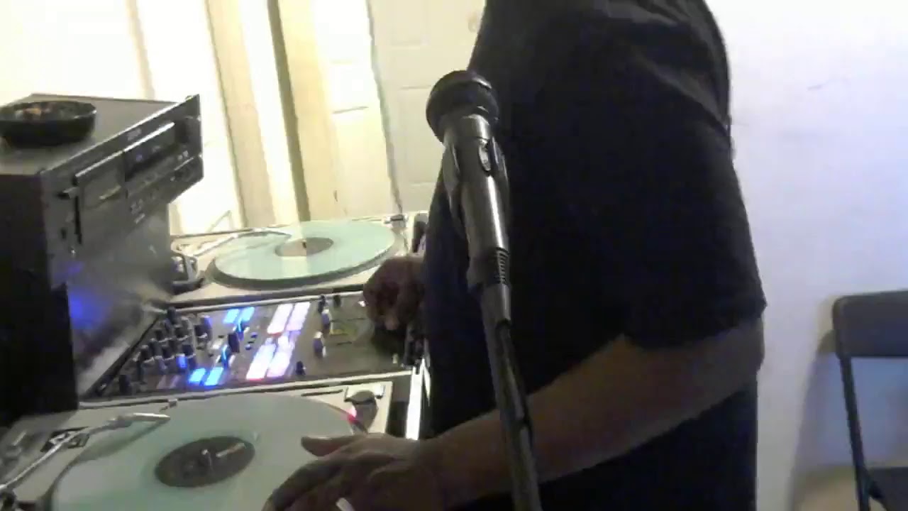 DJ CLENT mixing his footwork trax