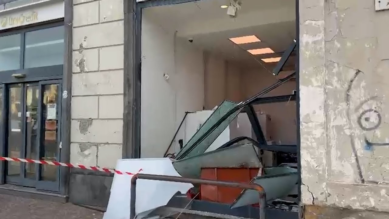 A Pozzuoli rapina in banca con braccio meccanico, bottino 300mila euro