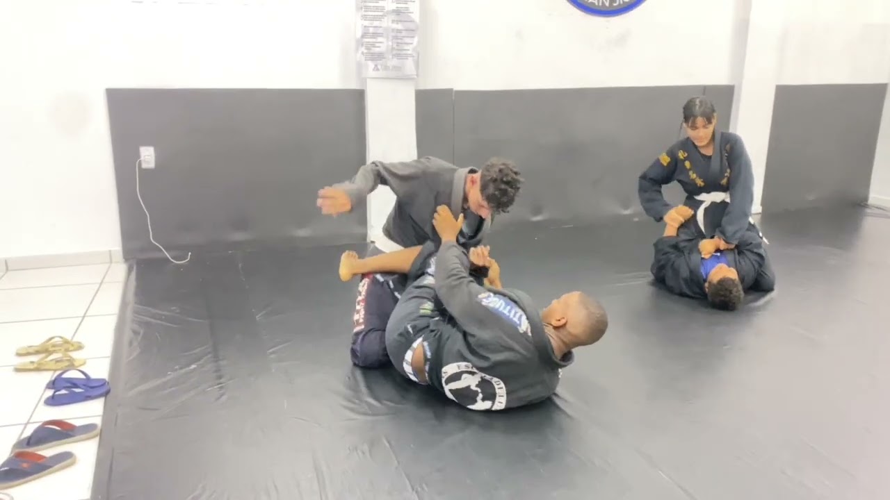 Entrada de queda, defesa norte sul, triângulo, estrangulamento é tradição #saude #bjj 