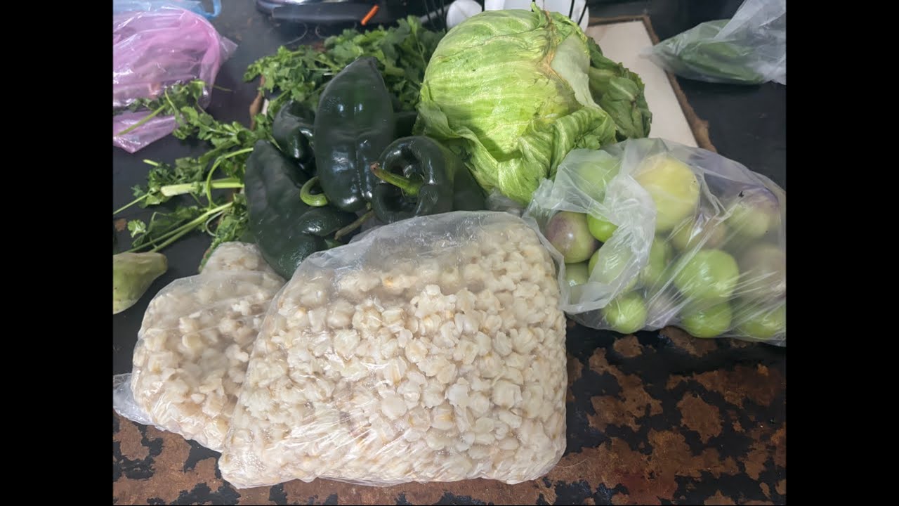 Haciendo un rico pozole verde
