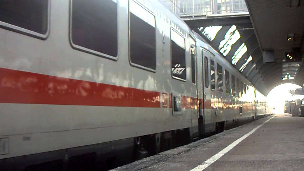 Baureihe 110 mit IC 2276 bei der Abfahrt vom Karlsruher Hauptbahnhof