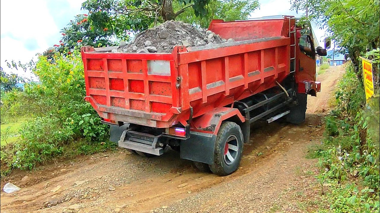 Truk Jomplang. Mobil Truk Toyota Dyna Pengangkut Pasir Batu Bongkar Muatan,Mundur Di Jalan Terjal