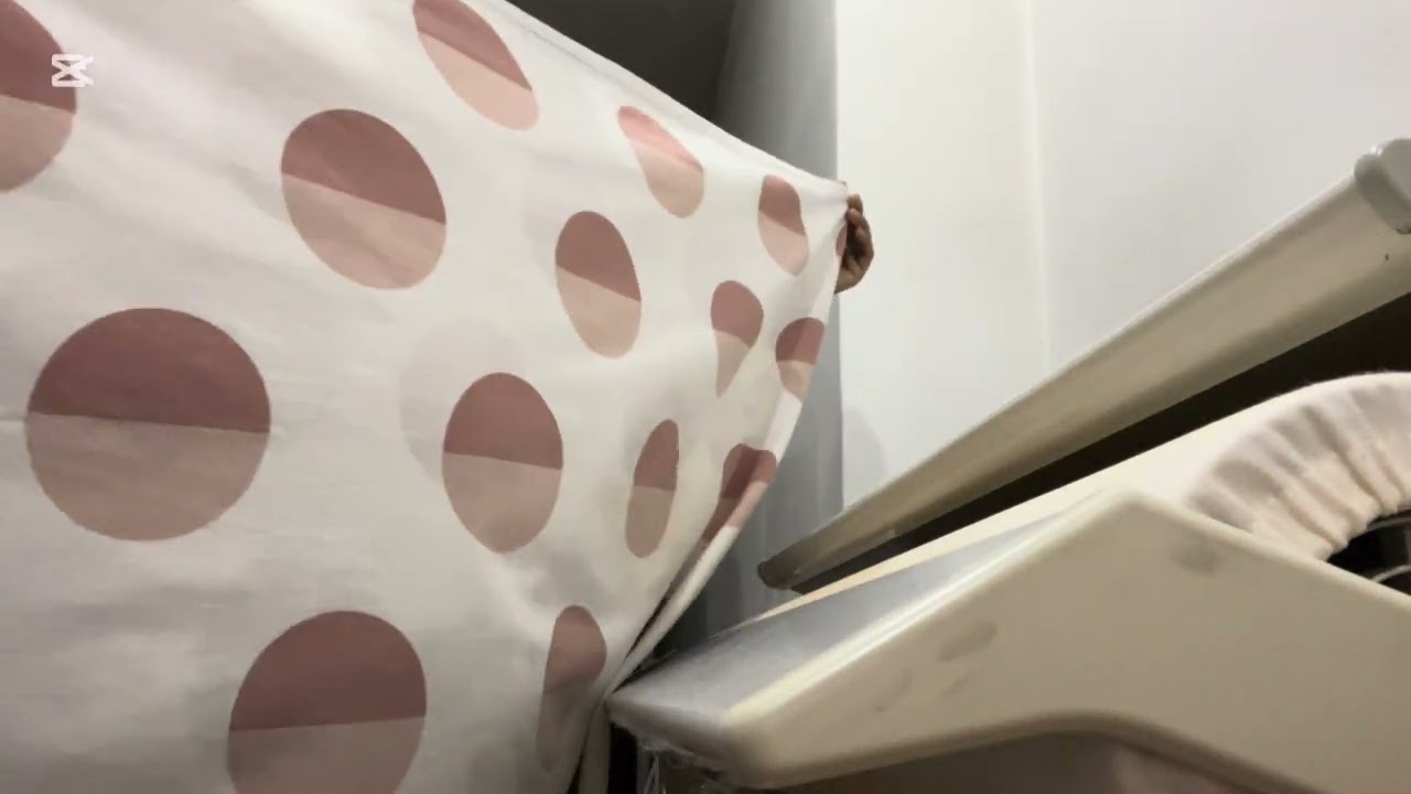 හෝටලයක බෙඩ් ශීට් අයන් කරන්නේ මෙහෙමයි | HOW TO IRON A SINGLE BED SHEET | HOTEL JOB ROMANIA 🇷🇴 