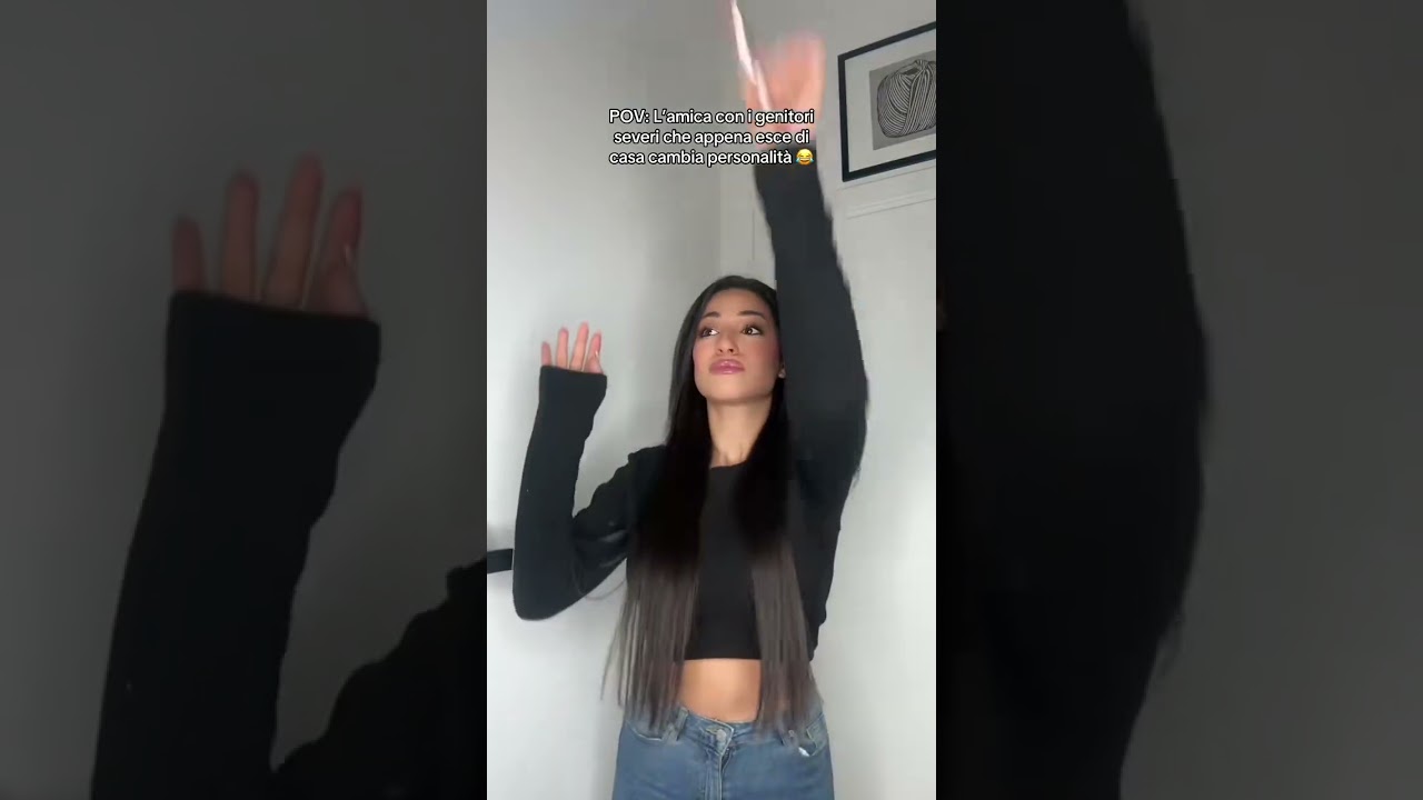 Tagga la tua amica con una doppia vita!😂 Hanna Montana levati proprio 😂 #amicizia #amica #genitori