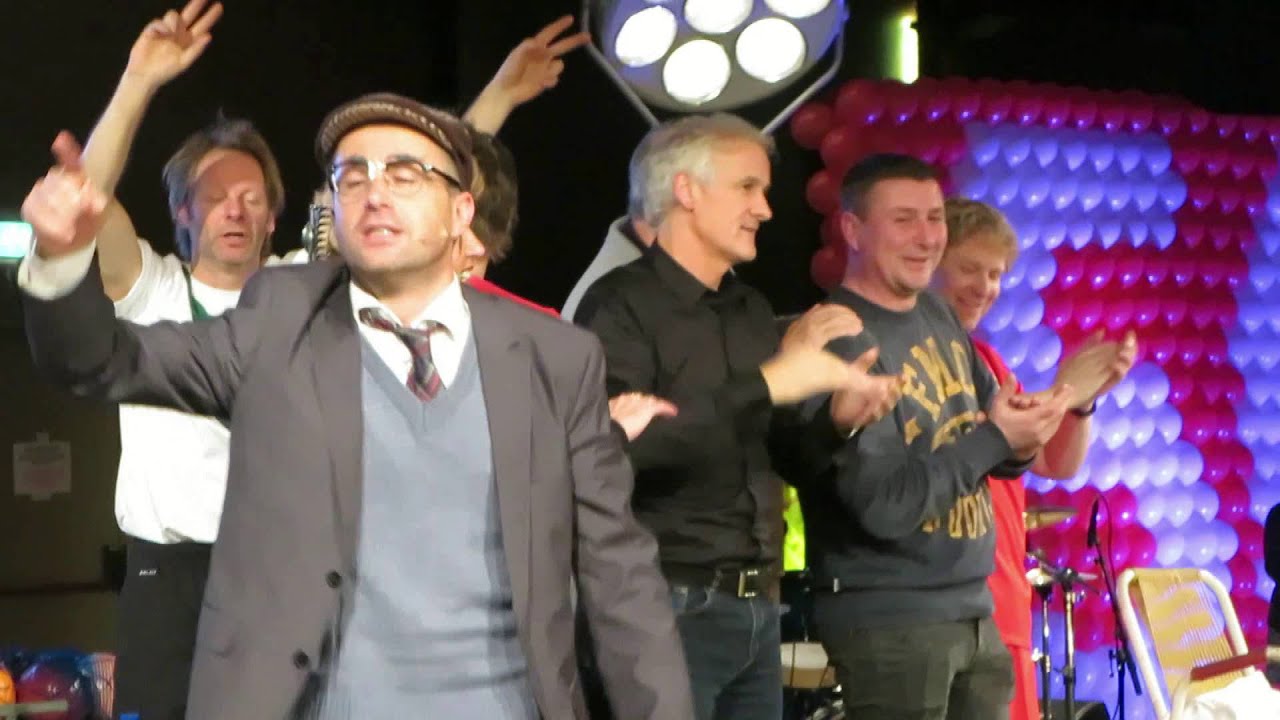 Supporters gingen uit hun dak op de FC Twente Jubileum Crisis Revue