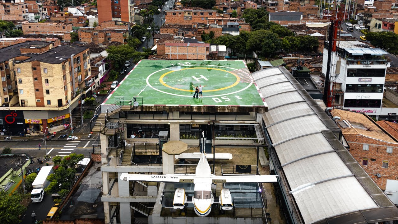 🛩  AVIONETA sobre edificio del BARRIO MANRIQUE la 45 de MEDELLÍN COLOMBIA (Hangar M45 Restaurante)