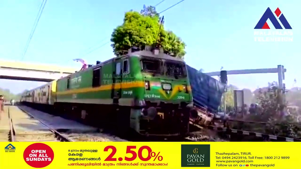 റയിൽവെ ക്രോസ്സിങ്ങിൽ ചരക്ക് ലോറി, ട്രെയിനിടിച്ച് തകർന്നു,