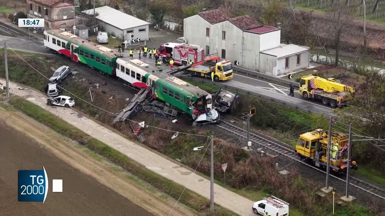 Incidente drammatico tra treno regionale e camion. Tutti salvi