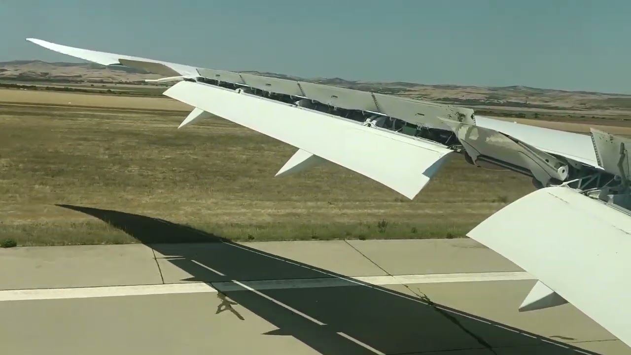 TUI 787-9 Landing Bourgas