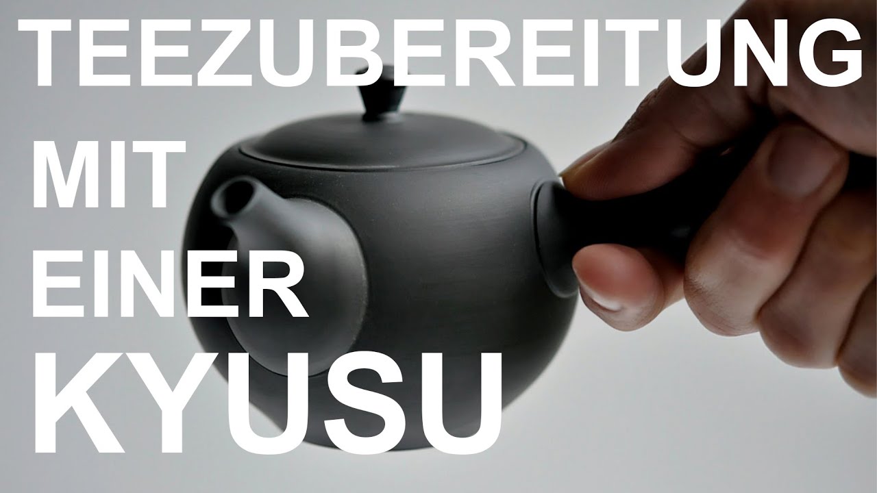 Teezubereitung in einer japanischen Kyusu