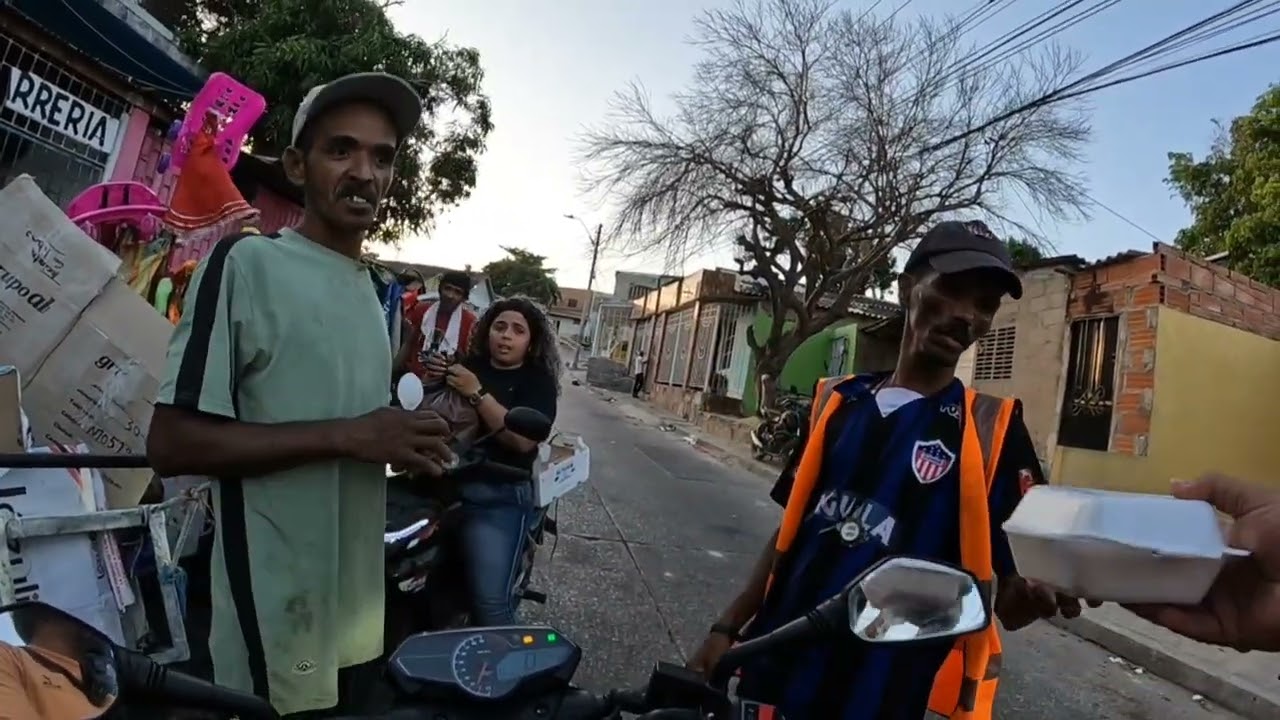 Haciendo una pequeña bendición a los más vulnerables de la calle en Barranquilla.