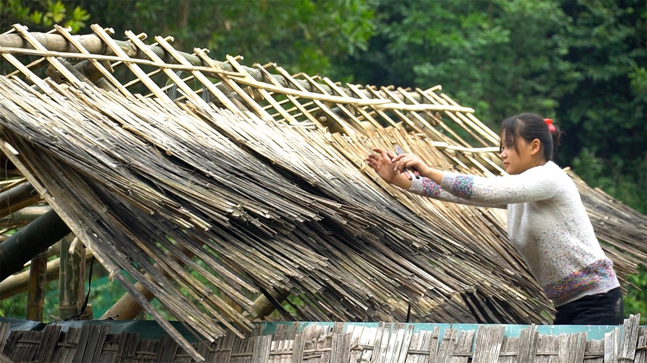 Renovating the roof at the back of the house, expanding the house on the mountain