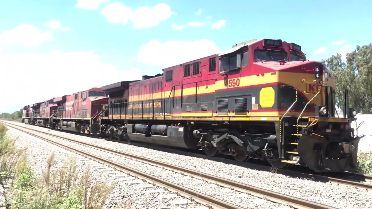 Locomotoras solas de CPKCM rumbo al norte en San Luis Potosí