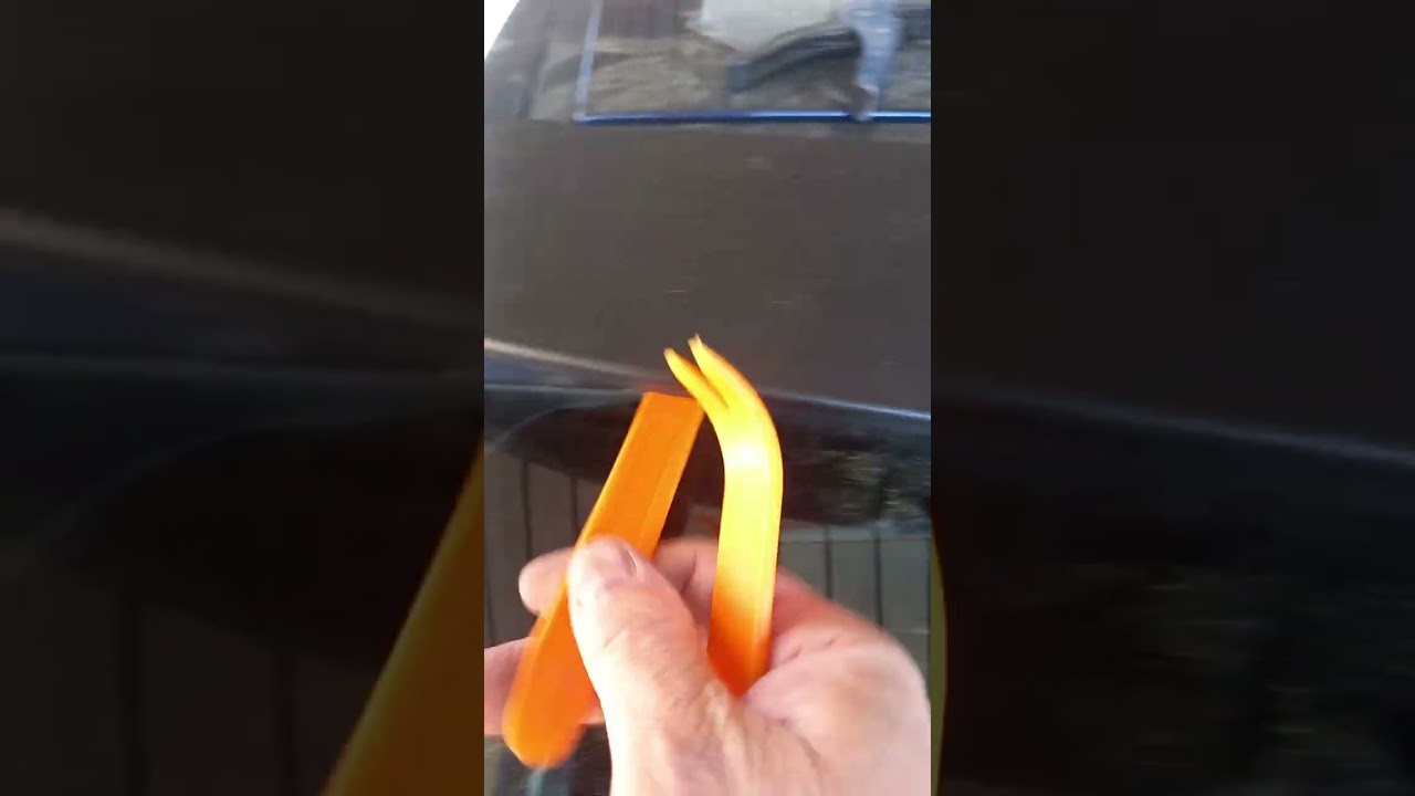 Citroën C4 rear spoiler remove,third brake light remove ,Fix.