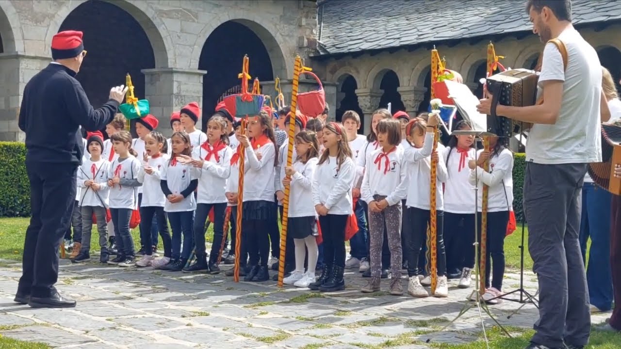 Caramelles infantils canten l'alegria de la Pasqua
