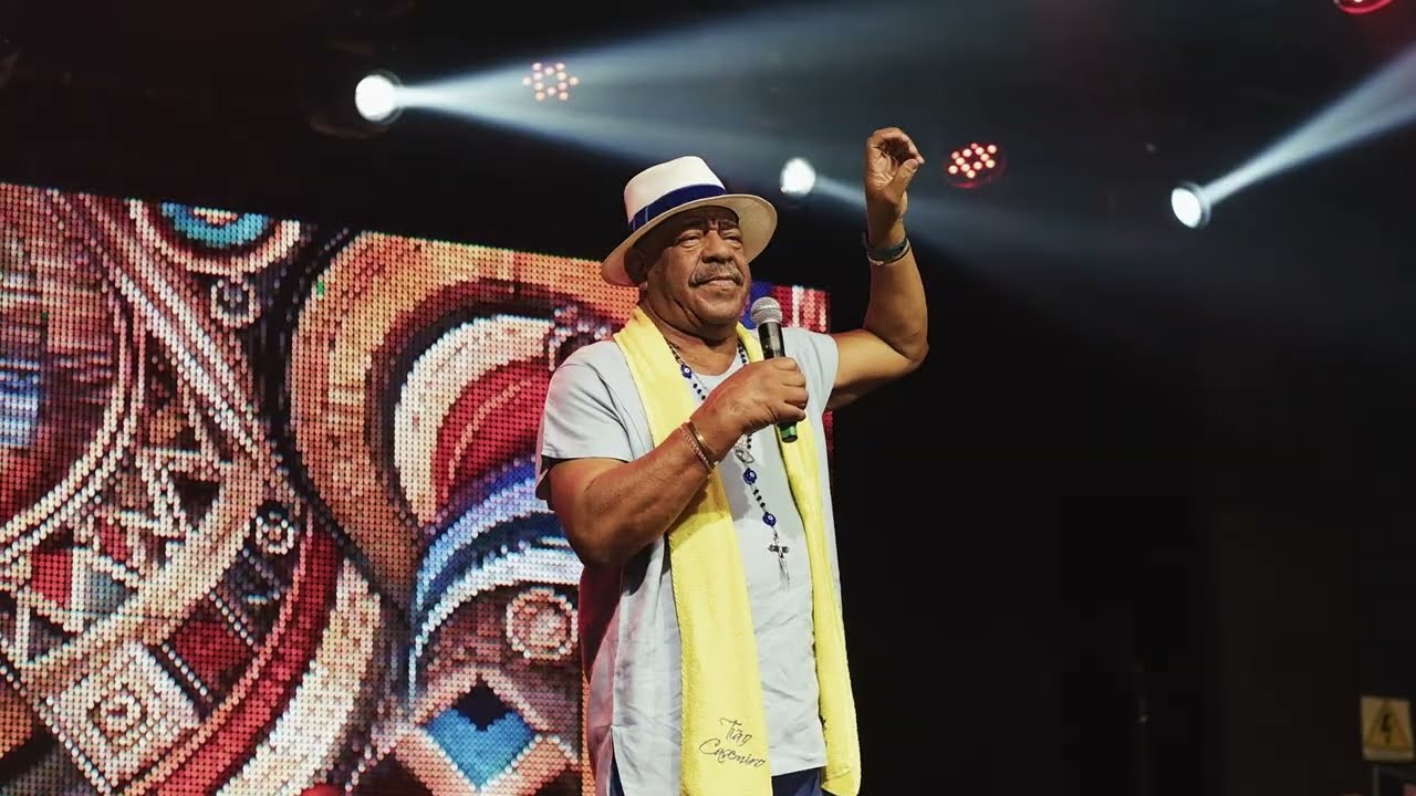Ti&atilde;o Casemiro &ndash; Casa de Pombo, Sua casa n&atilde;o tem parede, Deu meia noite... (Ao vivo no Carioca Club)