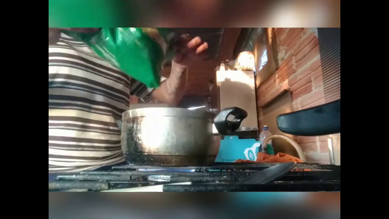 Preparando a janta na ro&ccedil;a