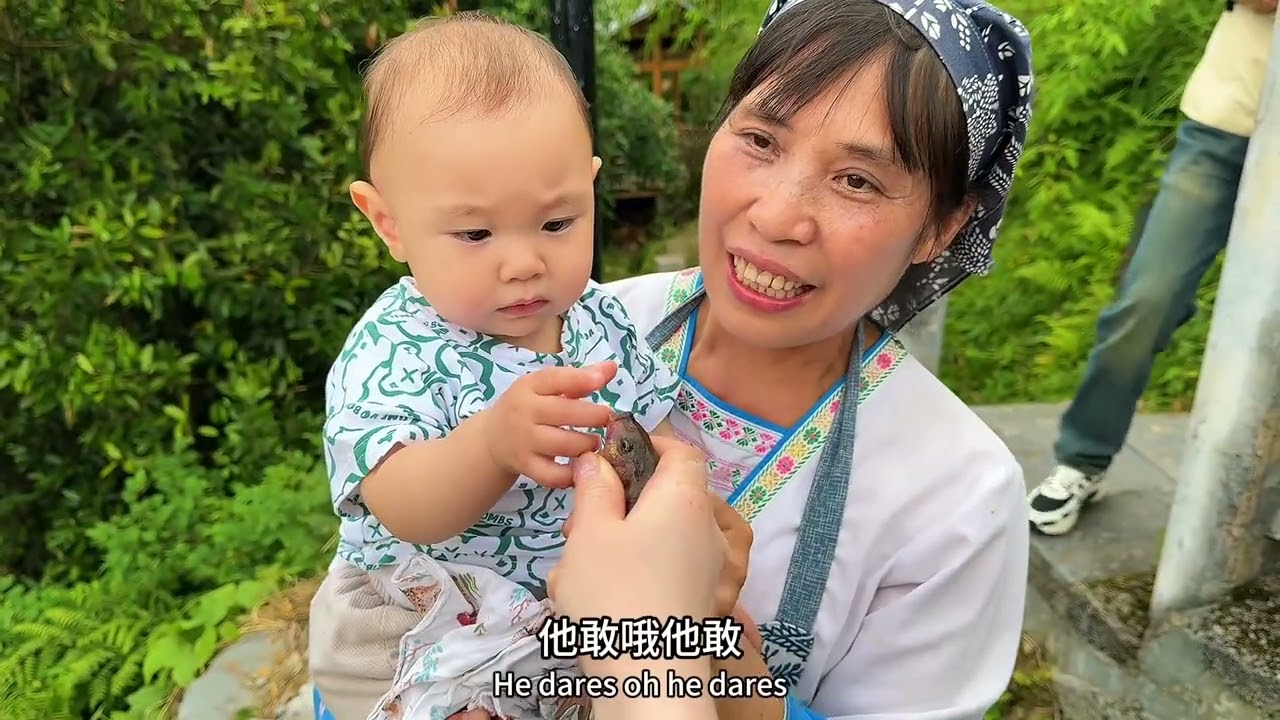 外国媳妇丈母娘来广西龙脊梯田体验农耕文化，结局变身落汤鸡！ #龙脊梯田#外国媳妇带妈妈体验中国农耕文化 #亚美尼亚媳妇扎拉