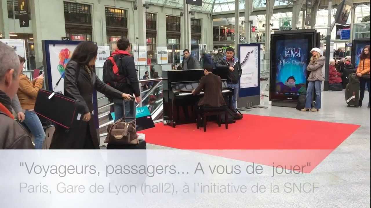 1 voyageur joue du piano au milieu de la gare de Paris Gare de Lyon. A VOUS DE JOUER
