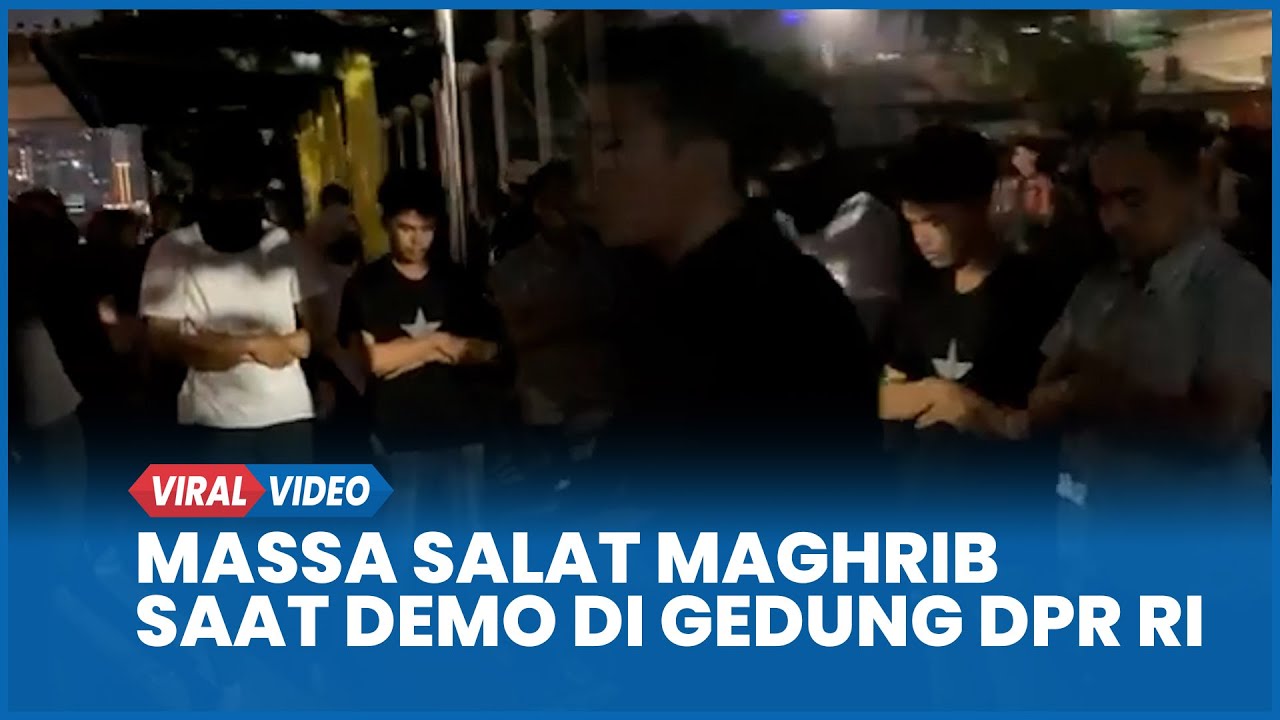 Momen Massa Salat Maghrib Saat Demo di Gedung DPR RI Jakarta