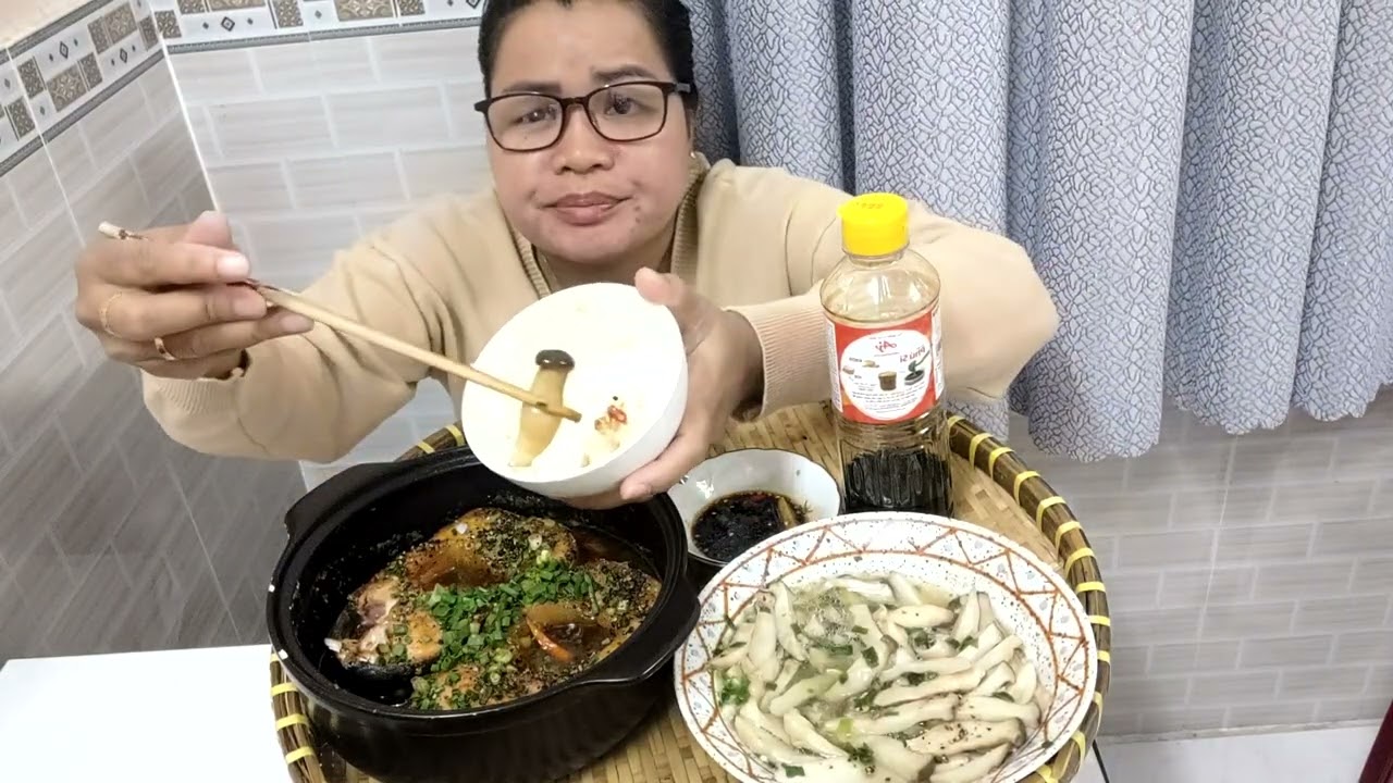 Cá tra kho tiêu ăn cùng với nấm đùi gà xào em mới cà nhà cũng ăn cơm 