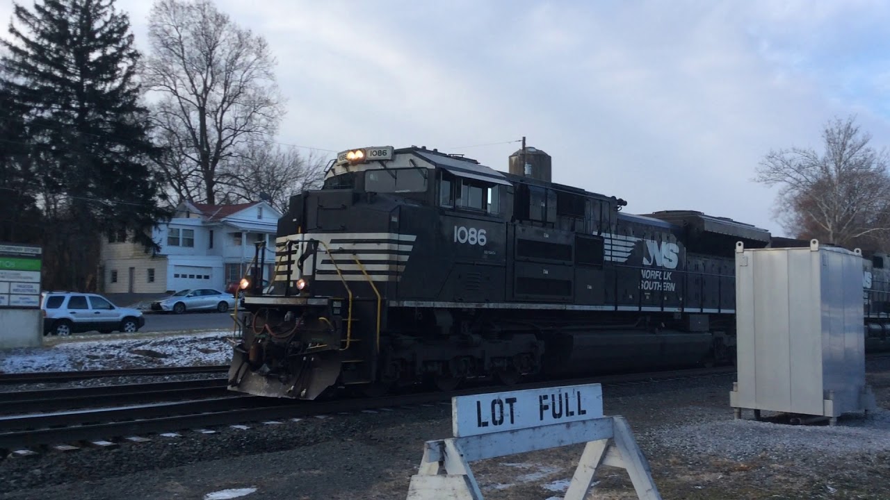 NS 1086 leads intermodal (B&A)