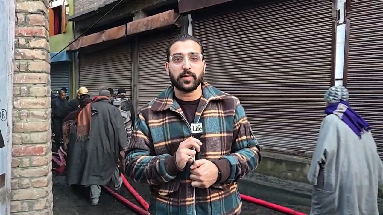 Kashmir: Massive fire in Srinagar, firefighters on the job