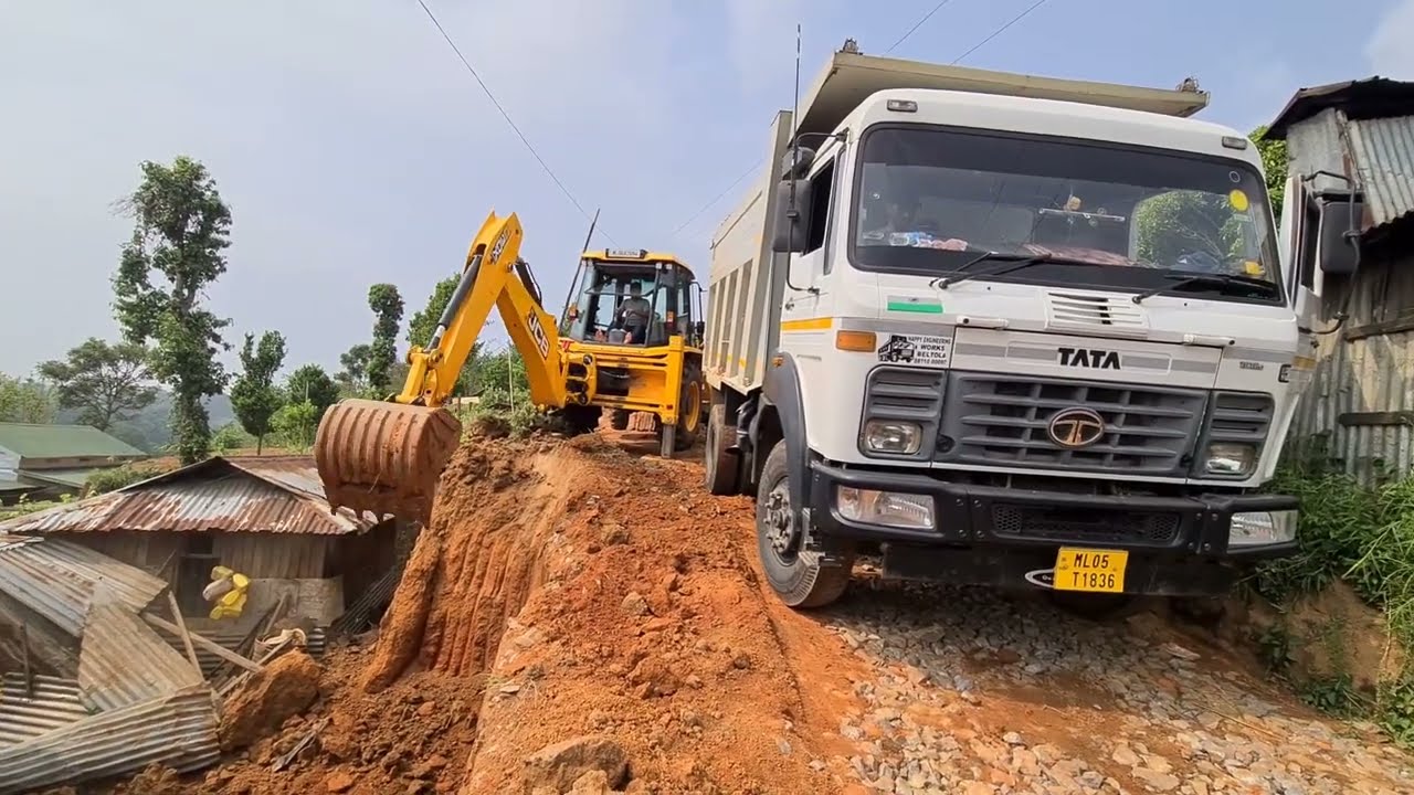 jcb digging and loading soil in a dump truck || jcb loading soil || dump truck dumping soil