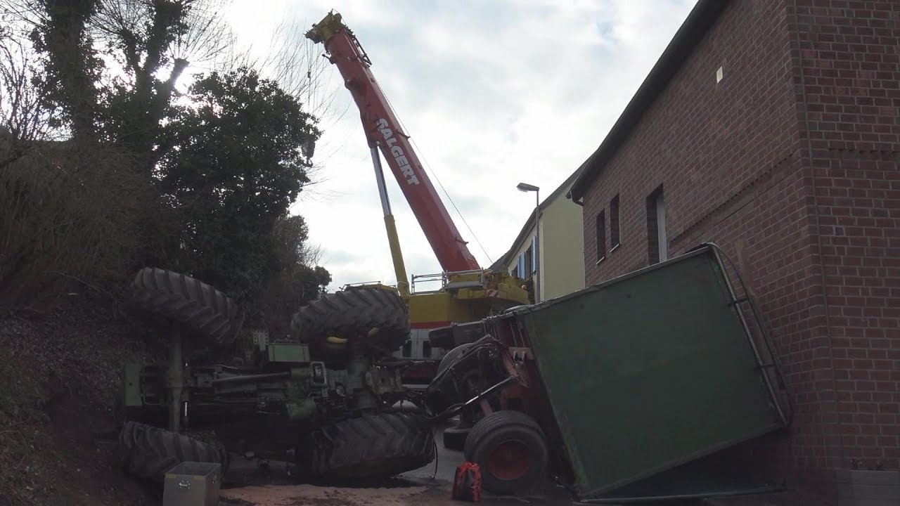 Traktor mit Hänger umgekippt - Fahrer verletzt in Bornheim-Rösberg am 22.02.19