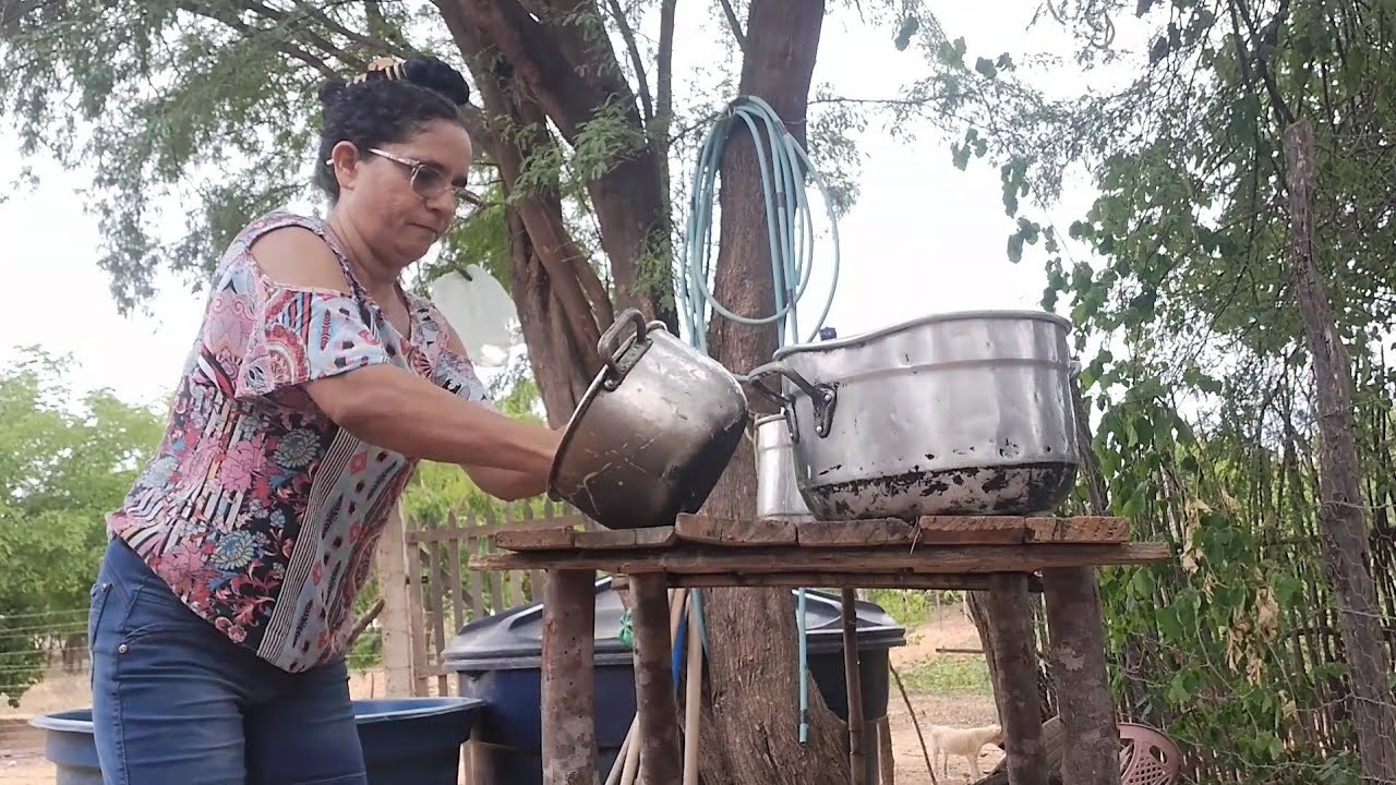 Fazendo o almoço no fogão à lenha 