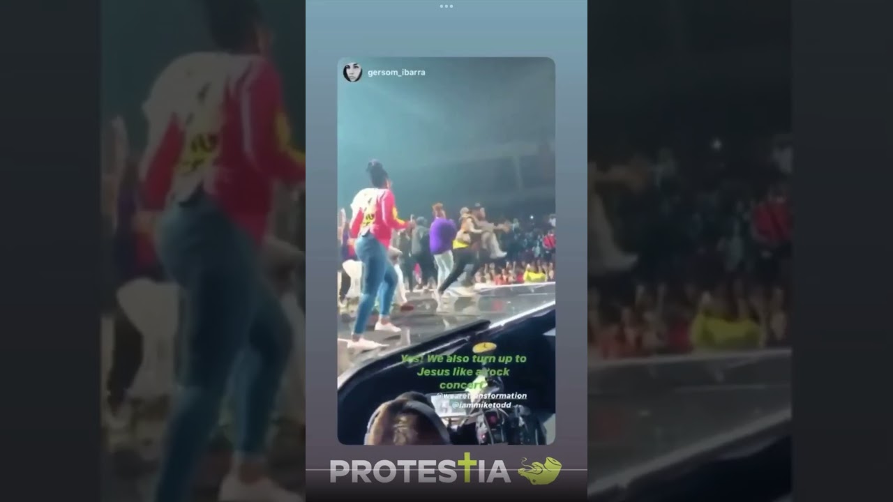 Megachurch Pastor CROWDSURFS During Service. This is NOT Christianity ⛪ #shorts #shortsfeed #church
