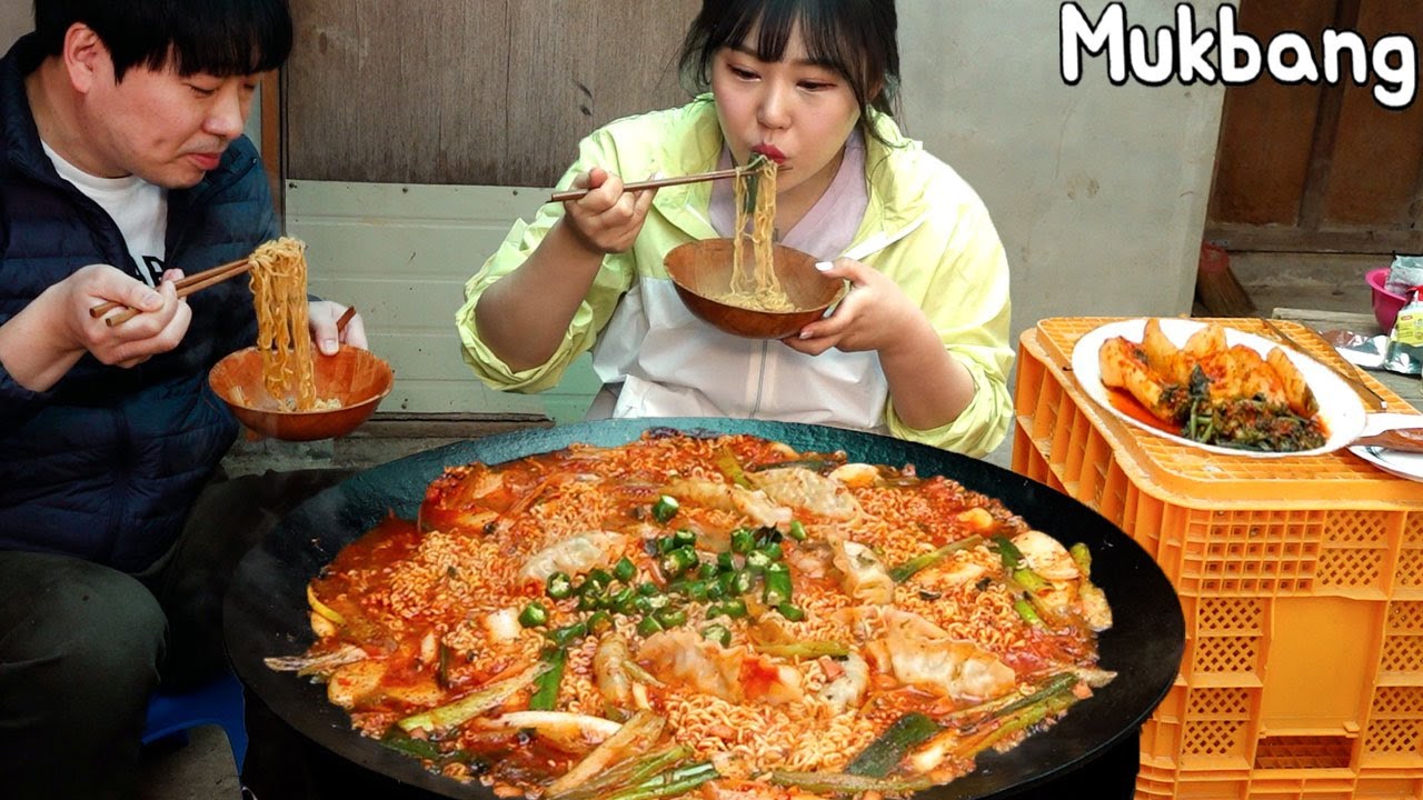 Mukbang | САМЬЯН Лапша, приготовленная в казане с рисовой лепешкой и кнедликами.