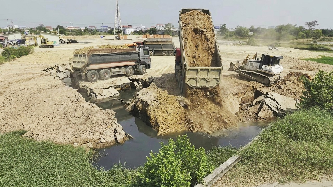 Massive Land Development &ndash; Bulldozer Pushing Dirt & Trucks Unloading, KOMATSU D40P, 24ton Truck
