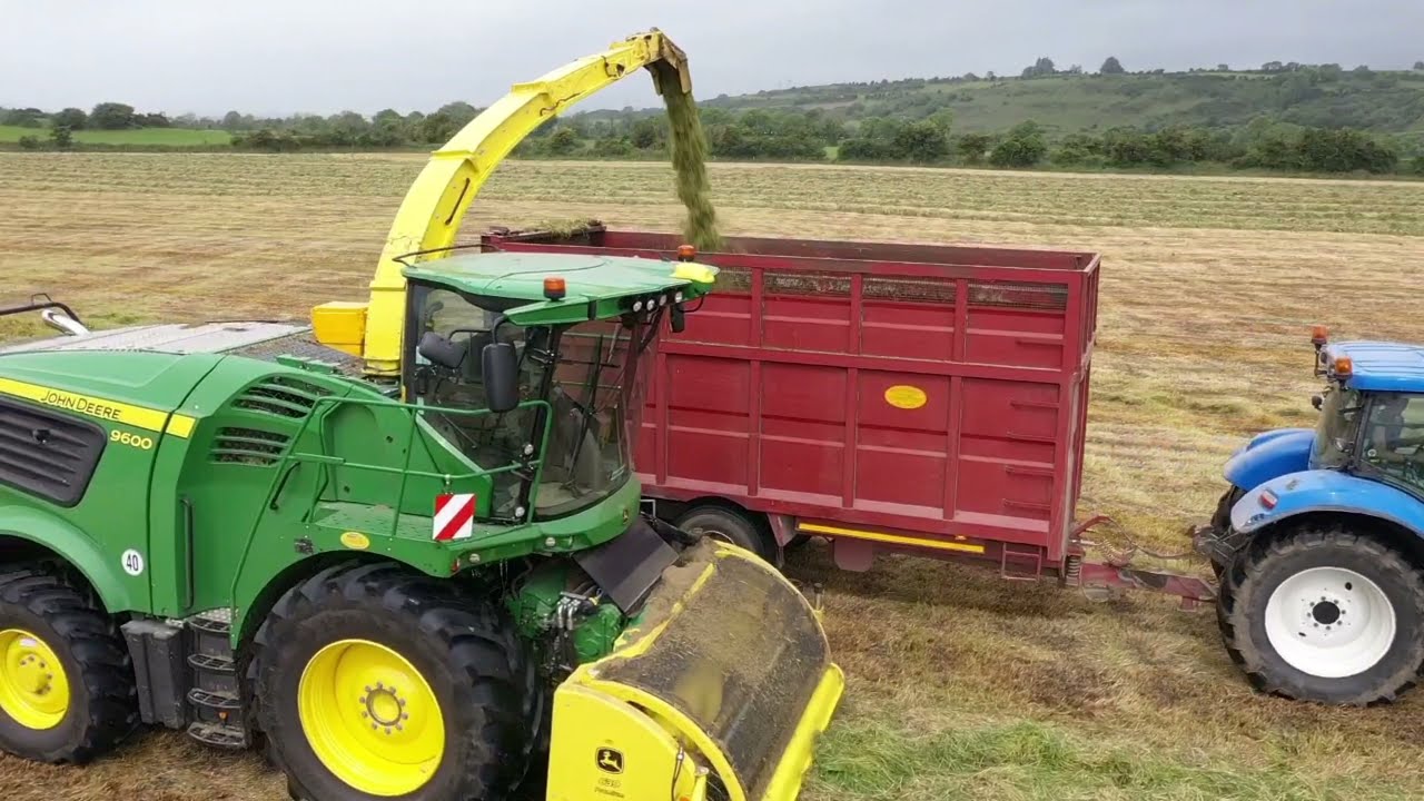 Silage 2021 . Donal Murphy sparks 9600 chewing hard 💪💪💪