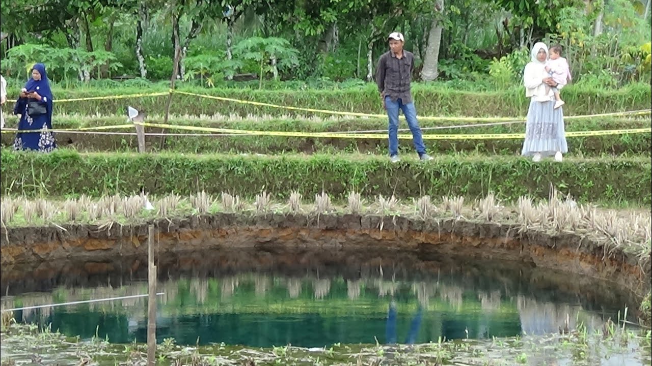 VIRAL, FENOMENA ALAM SINKHOLE DI SITUJUAH BATUA