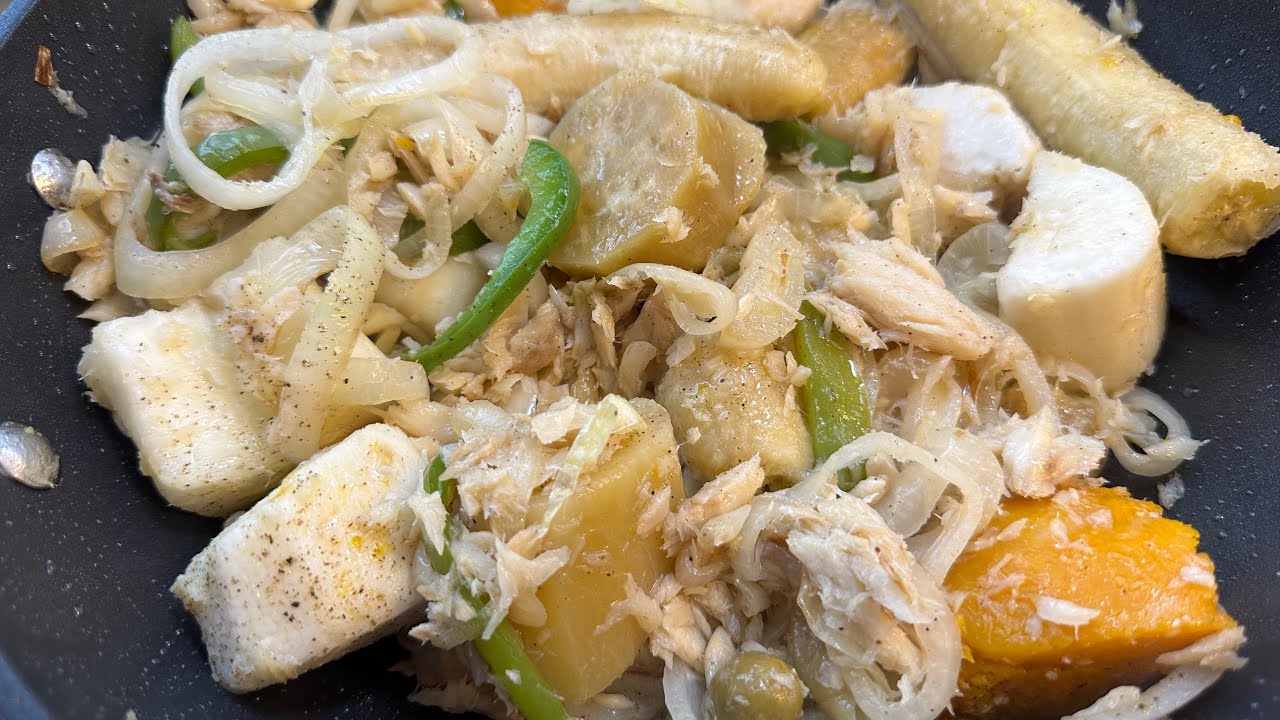 Пуэрто-риканский бакалао Encebollado с Viandas | Соленая рыба, зеленые бананы и карибские корнеплоды