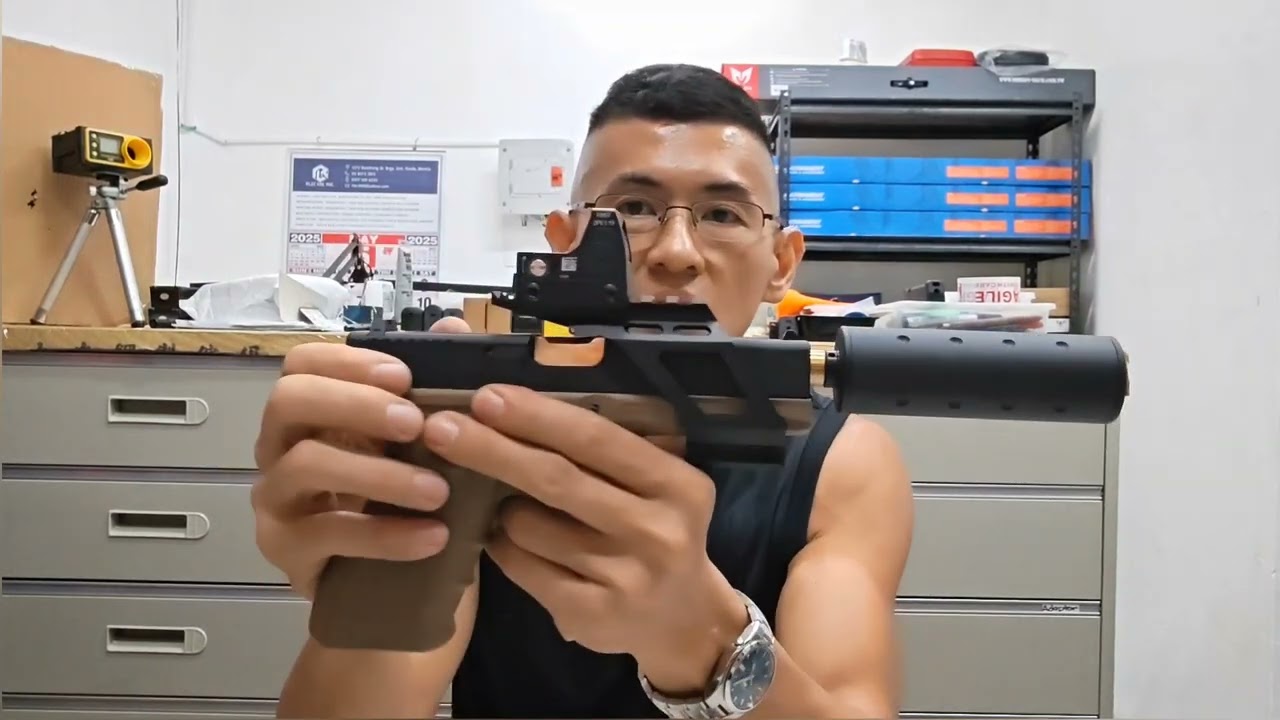 Пневматический пистолет WE Glock 18c Gen 4 с газовым затвором и аксессуарами для страйкбола.