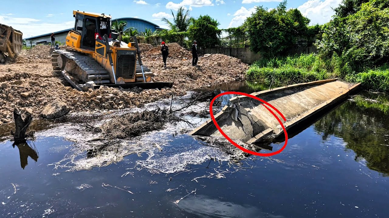 Great Pushes The Fill Rock Onto The Water Using Bulldozer SHANTUI Pushes The Building Leve Amazing