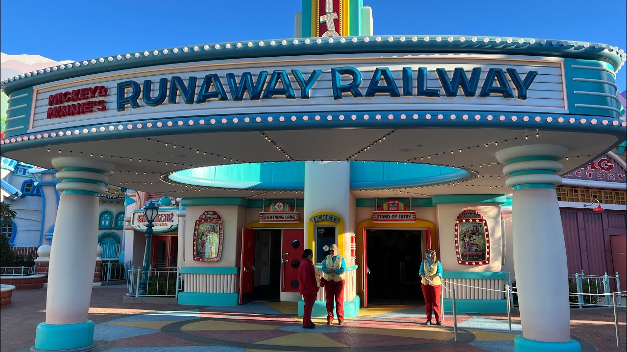 Mickey & Minnie's Runaway Railway Full Queue Experience & Ride at Disneyland - Mickey's Toontown 4K
