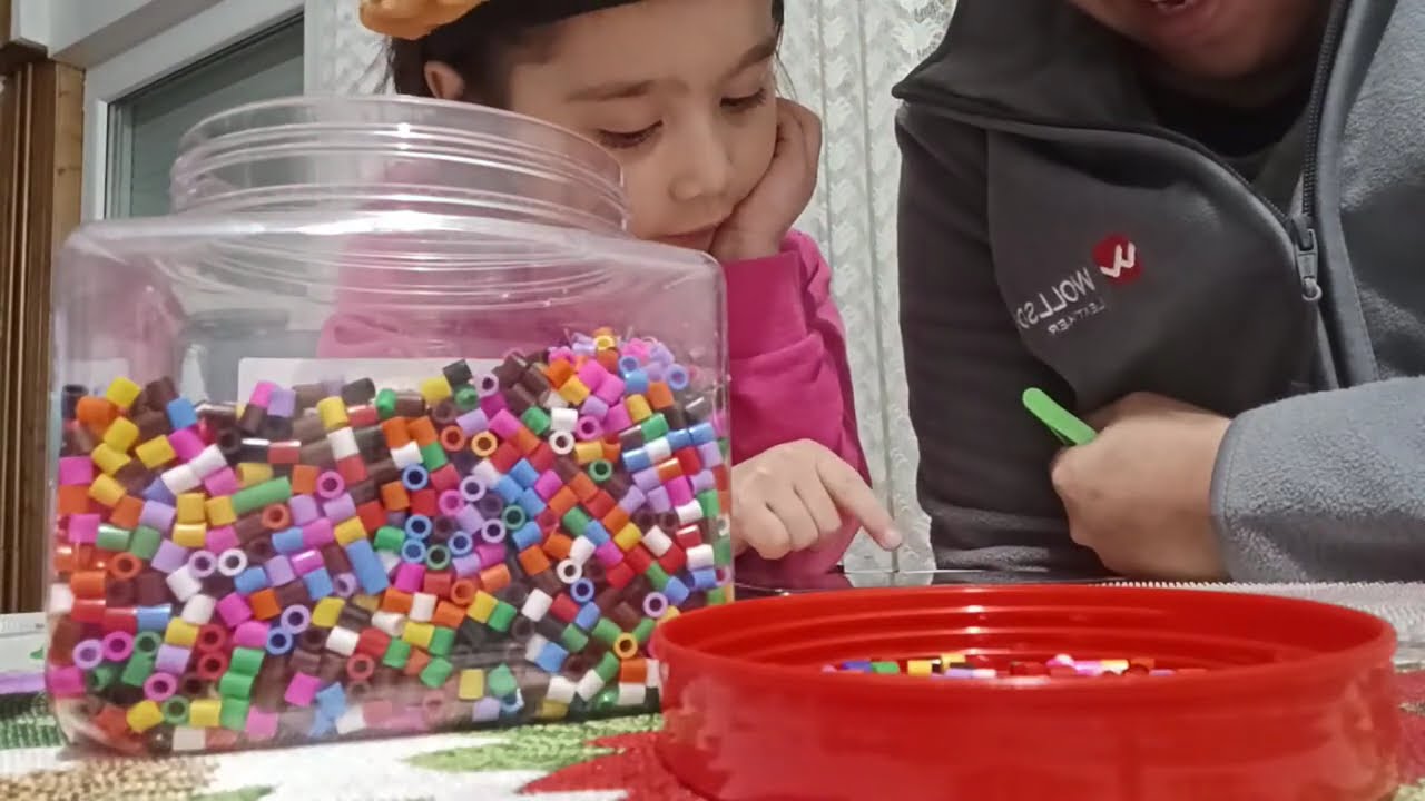 Sis Percy is live!doing Elsa beads