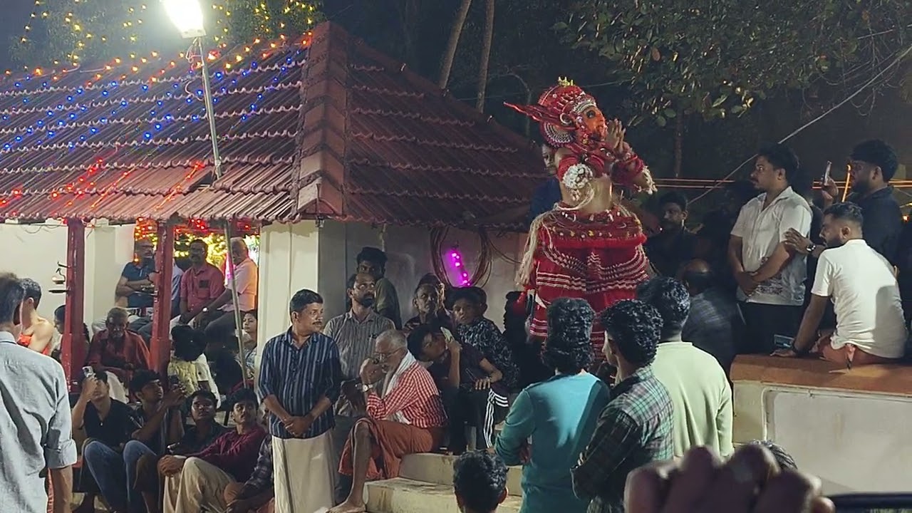 ആനക്കീൽ ഭഗവതി ക്ഷേത്രം മുക്കുന്നു 