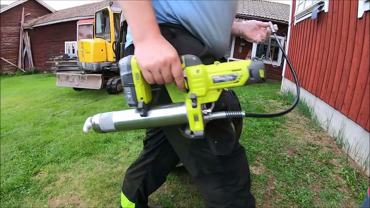 Smörjer Volvo EC35 å börjar riva bort rosenbuskar.